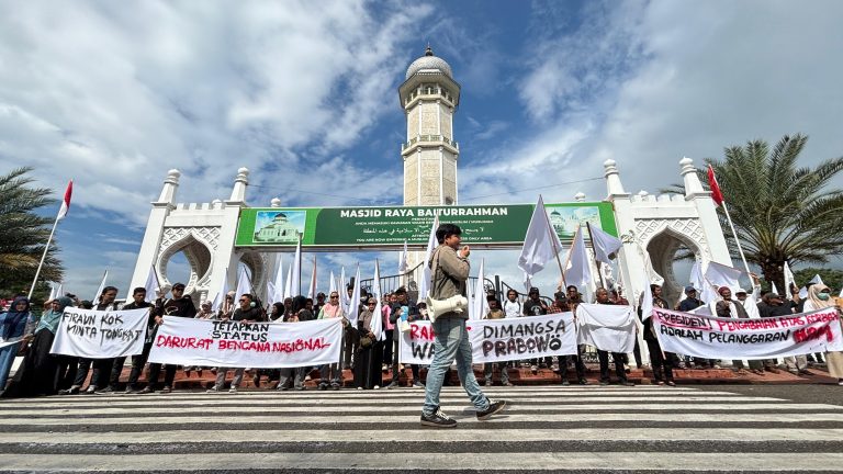 Bendera Putih Berkibar di Masjid Raya, Masyarakat Sipil Aceh Desak Darurat Nasional